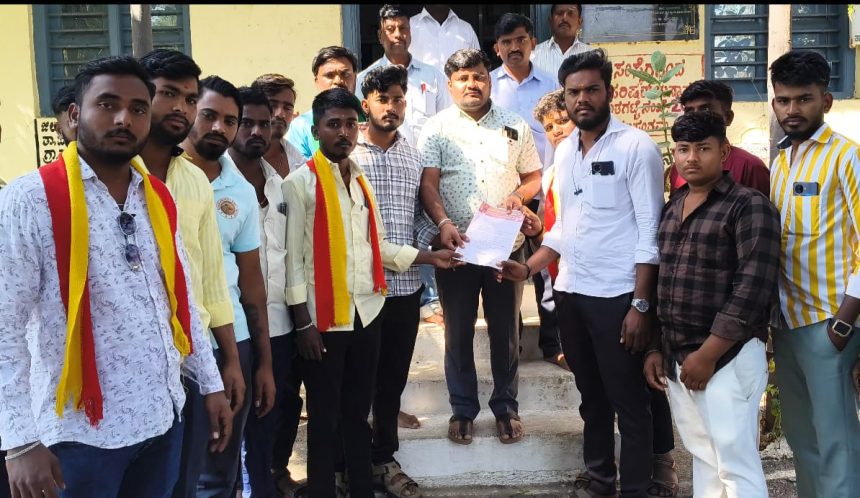 ಸತಿ ನಿಲಯದ ಮಕ್ಕಳಿಗೆ ಕುಡಿಯುವ ನೀರು ಮತ್ತು ಶೌಚಾಲಯ ಒದಗಿಸುವಂತೆ ಒತ್ತಾಯಿಸಿ ಕರವೇ ಪ್ರತಿಭಟನೆ ಸತಿ ನಿಲಯದ ಮಕ್ಕಳಿಗೆ ಕುಡಿಯುವ ನೀರು ಮತ್ತು ಶೌಚಾಲಯ ಒದಗಿಸುವಂತೆ ಒತ್ತಾಯಿಸಿ ಕರವೇ ಪ್ರತಿಭಟನೆ