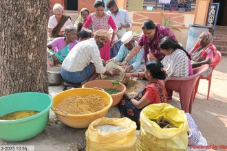 ಗವಿಮಠದ ಮಹಾದಾಸೋಹಕ್ಕೆ ಹರಿದು ಬರುತ್ತಿರುವ ರೊಟ್ಟಿ ಹಾಗೂ ದವಸ,ಧಾನ್ಯಗಳು