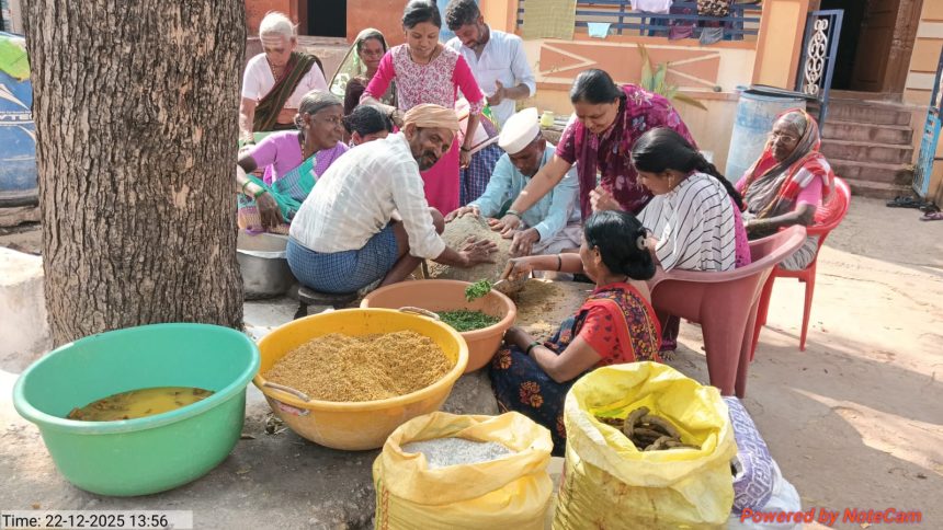 ಗವಿಮಠದ ಮಹಾದಾಸೋಹಕ್ಕೆ ಹರಿದು ಬರುತ್ತಿರುವ ರೊಟ್ಟಿ ಹಾಗೂ ದವಸ,ಧಾನ್ಯಗಳು