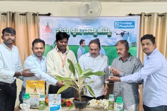 ಸಸಿಗೆ ನೀರು ಹಾಕಿ ಜೈ ಜವಾನ ರೈತ ದಿನ ಆಚರಣೆ.