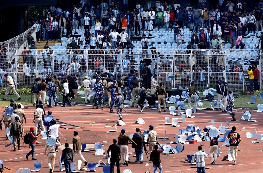 ಮೆಸ್ಸಿ ನೋಡಲು ಸಾಧ್ಯವಾಗದೆ ರೊಚ್ಚಿಗೆದ್ದ ಫ್ಯಾನ್ಸ್ ದಾಂಧಲೆ; ಆಯೋಜಕರ ಬಂಧನ, ಹಣ ವಾಪಸ್ಗೆ ಸೂಚನೆ ಮೆಸ್ಸಿ ನೋಡಲು ಸಾಧ್ಯವಾಗದೆ ರೊಚ್ಚಿಗೆದ್ದ ಫ್ಯಾನ್ಸ್ ದಾಂಧಲೆ; ಆಯೋಜಕರ ಬಂಧನ, ಹಣ ವಾಪಸ್ಗೆ ಸೂಚನೆ