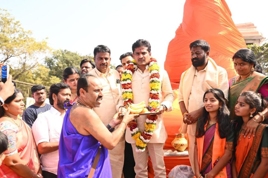 ಬೃಹತ್ ಮೆರವಣಿಗೆ ಮೂಲಕ ವೃತ್ತ ತಲುಪಿದ ಮಹರ್ಷಿ ವಾಲ್ಮೀಕಿ ಪುತ್ಥಳಿ