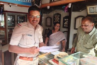 ಚಿನ್ನಾಭರಣ ಮಳಿಗೆಗಳಿಗೆ ಪಿಎಸ್‌ಐ ಭೇಟಿ: ಕಳ್ಳತನ ತಡೆಗೆ ಸುರಕ್ಷತಾ ಕ್ರಮಗಳ ಸೂಚನೆ