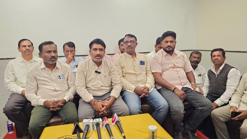 ಕಾರ್ಮಿಕ ಅಧ್ಯಕ್ಷ ನಿಂಗಪ್ಪ ಕರೇಣ್ಣವರ ಹೊಸ ವಾಹನ ಖರಿದಿಗೆ ಪ್ರತಿಯೊಬ್ಬರಿಂದ ೧೦ ಸಾವಿರ ಹಣಕ್ಕೆ ಬೇಡಿಕೆ ಇಟ್ಟು ಕಿರುಕುಳ : ಚೇತನಕುಮಾರ ದಳವಾಯಿ ಆರೋಪ