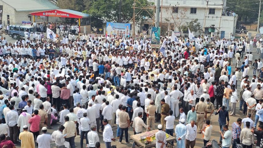 ಶಾಸಕ ಲಕ್ಷ್ಮಣ ಸವದಿ ಹಾಗೂ ಪುತ್ರ ಚಿದಾನಂದ ಸವದಿ ವಿರುದ್ಧ ಸುಳ್ಳು ಹಲ್ಲೆ ಪ್ರಕರಣ ದಾಖಲಿಸಿರುವುದನ್ನು ಖಂಡಿಸಿ ಅಥಣಿಯಲ್ಲಿ ಬೃಹತ್ ಪ್ರತಿಭಟನೆ ಶಾಸಕ ಲಕ್ಷ್ಮಣ ಸವದಿ ಹಾಗೂ ಪುತ್ರ ಚಿದಾನಂದ ಸವದಿ ವಿರುದ್ಧ ಸುಳ್ಳು ಹಲ್ಲೆ ಪ್ರಕರಣ ದಾಖಲಿಸಿರುವುದನ್ನು ಖಂಡಿಸಿ ಅಥಣಿಯಲ್ಲಿ ಬೃಹತ್ ಪ್ರತಿಭಟನೆ