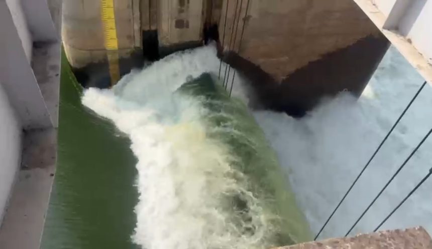 ಹಿಪ್ಪರಗಿ ಆಣೆಕಟ್ಟು ಗೇಟ್ಗೆ ಹಾನಿ : ಹರಿದು ಹೋದ ಅಪಾರ ಪ್ರಮಾಣದ ನೀರು ಹಿಪ್ಪರಗಿ ಆಣೆಕಟ್ಟು ಗೇಟ್ಗೆ ಹಾನಿ : ಹರಿದು ಹೋದ ಅಪಾರ ಪ್ರಮಾಣದ ನೀರು