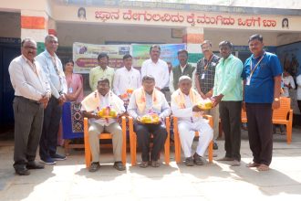 ಗೋಕಾಕ: ಶಿಕ್ಷಕರು ಮಕ್ಕಳಿಗೆ ಉತ್ತಮ ಶಿಕ್ಷಣ ನೀಡುವುದರ ಜೊತೆಗೆ ಆಟ ಪಾಠಗಳಲ್ಲಿ ಹೆಚ್ಚಿನ ಆಸಕ್ತಿ ಹೊಂದಿಕೊಳ್ಳುವಂತೆ ನೋಡಿಕೊಳ್ಳಬೇಕು.