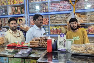 ಹೊಟೆಲ್, ದಾಭಾ ಮತ್ತು ಬೇಕರಿಗಳಿಗೆ ದಿಢೀರ ಬೇಟಿ : ಸ್ವಚ್ಚತೆ ಮತ್ತು ಗುಣಮಟ್ಟ ಪರಿಶೀಲಿಸಿದ ತಹಶೀಲ್ದಾರ ಪ್ರದೀಪಕುಮಾರ ಹಿರೇಮಠ