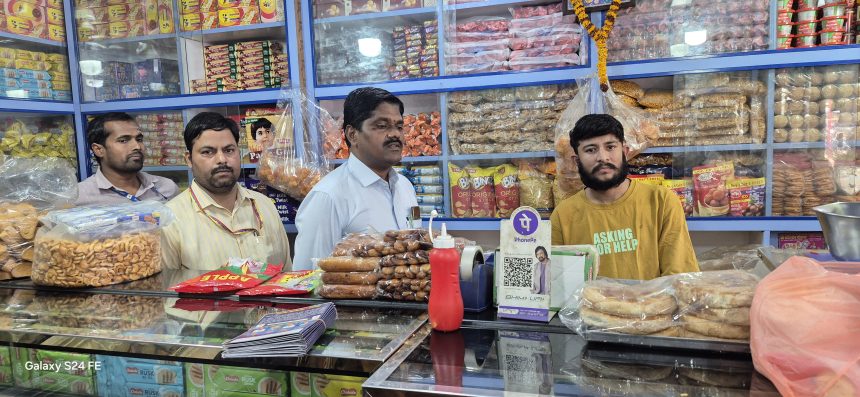 ಹೊಟೆಲ್, ದಾಭಾ ಮತ್ತು ಬೇಕರಿಗಳಿಗೆ ದಿಢೀರ ಬೇಟಿ : ಸ್ವಚ್ಚತೆ ಮತ್ತು ಗುಣಮಟ್ಟ ಪರಿಶೀಲಿಸಿದ ತಹಶೀಲ್ದಾರ ಪ್ರದೀಪಕುಮಾರ ಹಿರೇಮಠ