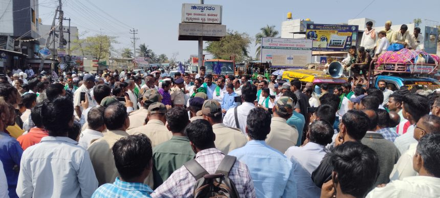 ಹಳ್ಳಿಗಳಲ್ಲಿ ಅಕ್ರಮ ಮದ್ಯ ಮಾರಾಟ ಸಂಪೂರ್ಣ ತಡೆಗೆ ಅಗ್ರಹಿಸಿ ಪ್ರತಿಭಟನೆ