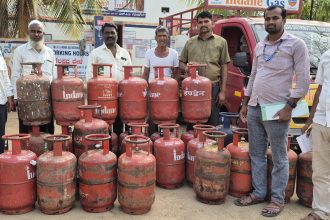 ಹೆಚ್ಚಿನ ದರಕ್ಕೆ ಅಡಿಗೆ ಅನೀಲ ಮಾರಾಟ ಜಾಲ ಪತ್ತೆ : ಸಿಲೆಂಡ್‌ರ ವಶ