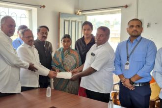 ಅಪಘಾತದಲ್ಲಿ ಮೃತ ವಿಶಾಲ ಶಿಂಧೆ ಕುಟುಂಬಕ್ಕೆ ಪರಿಹಾರ ಚಕ್‌ ವಿತರಣೆ