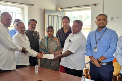 ಅಪಘಾತದಲ್ಲಿ ಮೃತ ವಿಶಾಲ ಶಿಂಧೆ ಕುಟುಂಬಕ್ಕೆ ಪರಿಹಾರ ಚಕ್‌ ವಿತರಣೆ