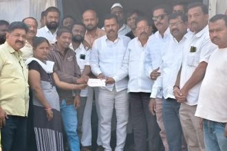 ಕಾರ್ಖಾನೆಗೆ ಬೆಂಕಿ, ಮಾಲಿಕನಿಗೆ ೫೦ ಸಾವಿರ ಚೆಕ್ ನೀಡಿ ಔದಾರ್ಯ ಮೆರೆದ ಸಿದ್ದು ಕೊಣ್ಣೂರ