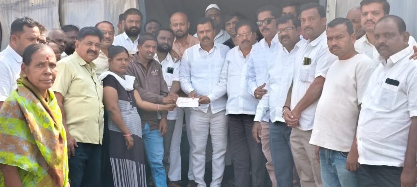 ಕಾರ್ಖಾನೆಗೆ ಬೆಂಕಿ, ಮಾಲಿಕನಿಗೆ ೫೦ ಸಾವಿರ ಚೆಕ್ ನೀಡಿ ಔದಾರ್ಯ ಮೆರೆದ ಸಿದ್ದು ಕೊಣ್ಣೂರ