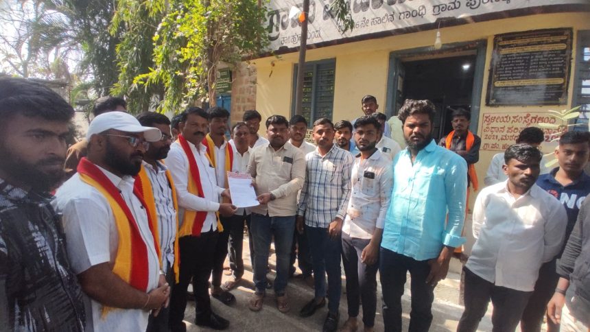 ಡಾ.ಬಿ.ಆರ್ ಅಂಬೇಡ್ಕರ್ ಭವನ ದುರಸ್ತಿಗೆ ಆಗ್ರಹಿಸಿ ಕರವೇ ಪ್ರತಿಭಟನೆ