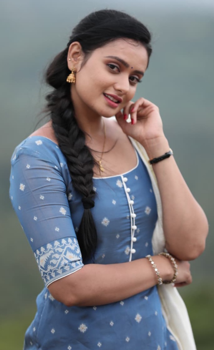 ಲಕ್ಷ್ಮಿಪುತ್ರ ಚಿಕ್ಕಣ್ಣಗೆ ಹೊಸ ನಾಯಕಿ ವಂದಿತಾ ಲಕ್ಷ್ಮಿಪುತ್ರ ಚಿಕ್ಕಣ್ಣಗೆ ಹೊಸ ನಾಯಕಿ ವಂದಿತಾ