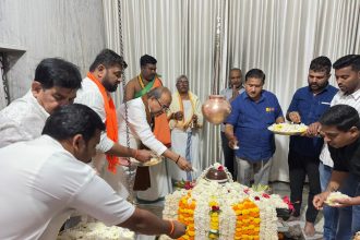 ‘ಸೋಮನಾಥ ಪರ್ವ’ ನಿಮಿತ್ಯ ಕೆ.ಎಲ್.ಇ ಆವರಣದ ಶಿವಾಲಯದಲ್ಲಿ ಬಿಜೆಪಿ ಮುಖಂಡರಿಂದ ವಿಶೇಷ ಪೂಜೆ