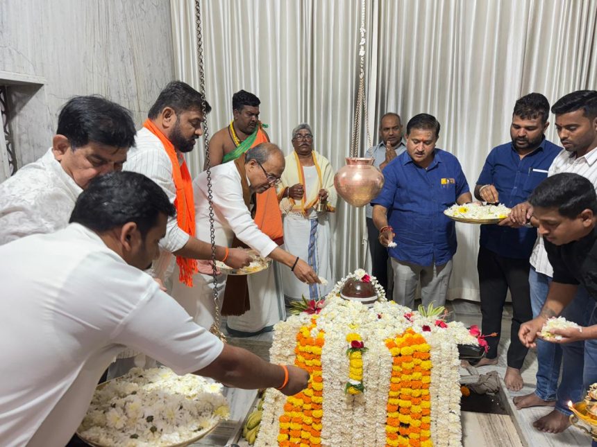 ‘ಸೋಮನಾಥ ಪರ್ವ’ ನಿಮಿತ್ಯ ಕೆ.ಎಲ್.ಇ ಆವರಣದ ಶಿವಾಲಯದಲ್ಲಿ ಬಿಜೆಪಿ ಮುಖಂಡರಿಂದ ವಿಶೇಷ ಪೂಜೆ ‘ಸೋಮನಾಥ ಪರ್ವ’ ನಿಮಿತ್ಯ ಕೆ.ಎಲ್.ಇ ಆವರಣದ ಶಿವಾಲಯದಲ್ಲಿ ಬಿಜೆಪಿ ಮುಖಂಡರಿಂದ ವಿಶೇಷ ಪೂಜೆ