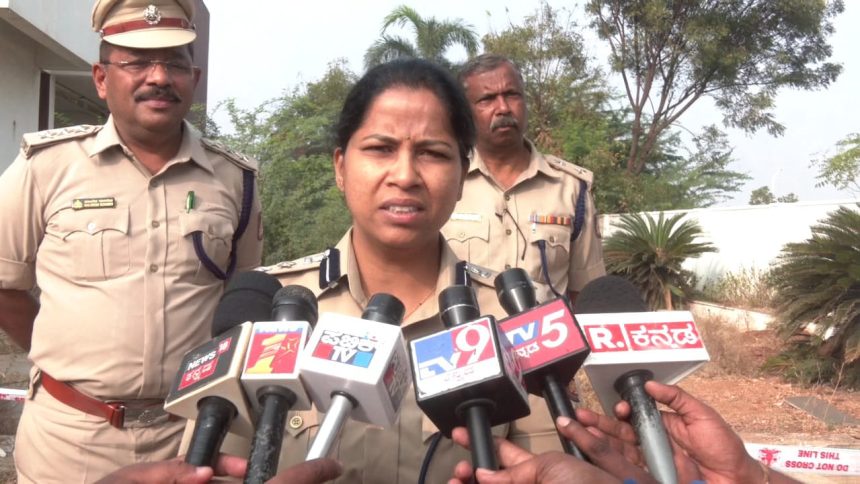 ರೀಲ್ಸ್ ಕ್ರೇಜ್ಗೆ ಹೊತ್ತಿ ಉರಿದ ಶ್ರೀಮತಿ ಅರುಣಾ ಜನಾರ್ಧನ್ ರೆಡ್ಡಿಯ ಮಾದರಿ ಮನೆ : 6 ಅಪ್ರಾಪ್ತರು ಸೇರಿ 8 ಮಂದಿ ವಶಕ್ಕೆ, ರೀಲ್ಸ್ ಕ್ರೇಜ್ಗೆ ಹೊತ್ತಿ ಉರಿದ ಶ್ರೀಮತಿ ಅರುಣಾ ಜನಾರ್ಧನ್ ರೆಡ್ಡಿಯ ಮಾದರಿ ಮನೆ : 6 ಅಪ್ರಾಪ್ತರು ಸೇರಿ 8 ಮಂದಿ ವಶಕ್ಕೆ,