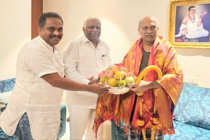 ಪ್ರಭಾಕರ ಕೋರೆ ಅವರನ್ನು ಸತ್ಕರಿಸಿದ ಈರಣ್ಣ ಕಡಾಡಿ