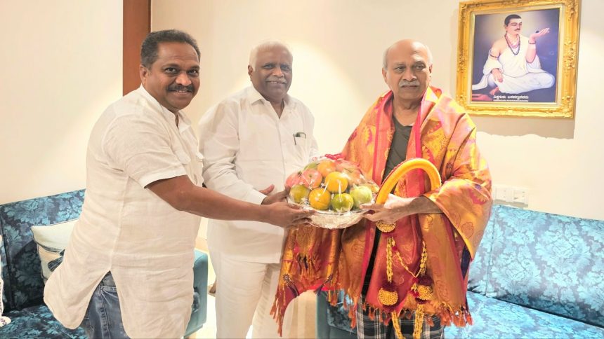 ಪ್ರಭಾಕರ ಕೋರೆ ಅವರನ್ನು ಸತ್ಕರಿಸಿದ ಈರಣ್ಣ ಕಡಾಡಿ ಪ್ರಭಾಕರ ಕೋರೆ ಅವರನ್ನು ಸತ್ಕರಿಸಿದ ಈರಣ್ಣ ಕಡಾಡಿ