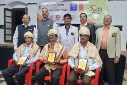 ಪ್ರಭಾಕರ ಲಾಟುಕರ , ಚೈತನ್ಯ ಬೋಂಗಾಳೆ ಮತ್ತು ಕಲ್ಲಪ್ಪ  ಭಿವಸೆ ಅವರಿಗೆ “ರೋಟರಿ ವೋಕೇಶನಲ್ ಅವಾರ್ಡ್”