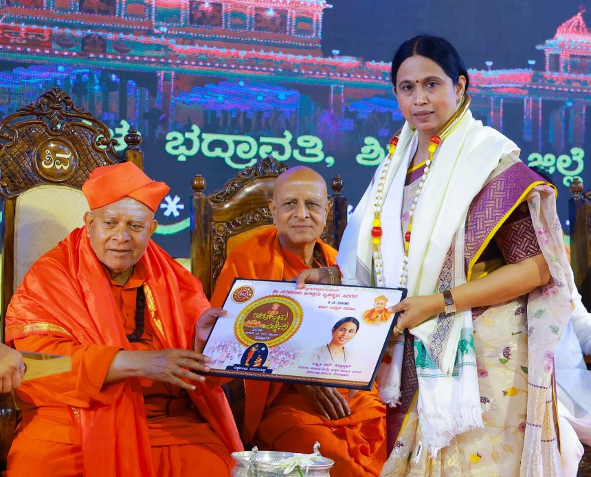 ಮನುಷ್ಯ ಮನುಷ್ಯನನ್ನು ದ್ವೇಷಿಸುವುದನ್ನು ಬಿಡಬೇಕು: ಸಚಿವೆ ಲಕ್ಷ್ಮೀ ಹೆಬ್ಬಾಳಕರ್ ಮನುಷ್ಯ ಮನುಷ್ಯನನ್ನು ದ್ವೇಷಿಸುವುದನ್ನು ಬಿಡಬೇಕು: ಸಚಿವೆ ಲಕ್ಷ್ಮೀ ಹೆಬ್ಬಾಳಕರ್