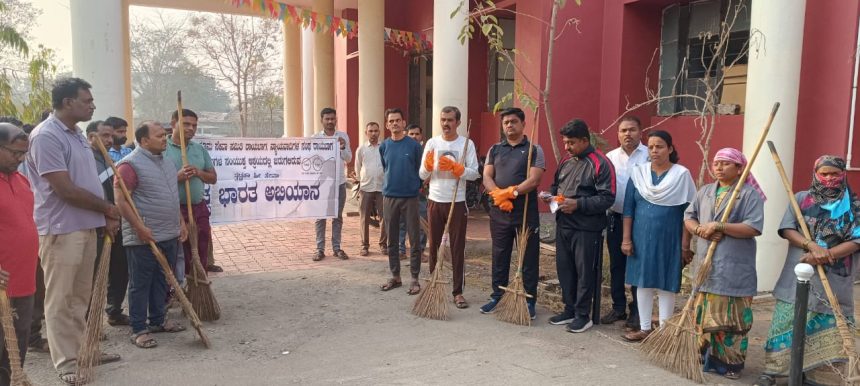 ತಮ್ಮ ಸುತ್ತ ಮುತ್ತಲಿನ ಪ್ರದೇಶವನ್ನು ಸ್ವಚ್ಛವಾಗಿಟ್ಟುಕೊಳ್ಳುವುದು ಪ್ರತಿಯೊಬ್ಬ ನಾಗರಿಕರ ಕರ್ತವ್ಯ : ನ್ಯಾ. ಜಗದೀಶ ಬಿಸೇರೊಟ್ಟಿ ತಮ್ಮ ಸುತ್ತ ಮುತ್ತಲಿನ ಪ್ರದೇಶವನ್ನು ಸ್ವಚ್ಛವಾಗಿಟ್ಟುಕೊಳ್ಳುವುದು ಪ್ರತಿಯೊಬ್ಬ ನಾಗರಿಕರ ಕರ್ತವ್ಯ : ನ್ಯಾ. ಜಗದೀಶ ಬಿಸೇರೊಟ್ಟಿ