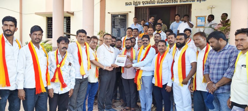 ಪಾಮಲದಿನ್ನಿ ಸರಕಾರಿ ಪ್ರೌಢಶಾಲೆಯ ಮುಖ್ಯ ಶಿಕ್ಷಕರ ಅಮಾನತ್ತಿಗೆ ಆಗ್ರಹಿಸಿ ಕರವೇ ಪ್ರತಿಭಟನೆ ಪಾಮಲದಿನ್ನಿ ಸರಕಾರಿ ಪ್ರೌಢಶಾಲೆಯ ಮುಖ್ಯ ಶಿಕ್ಷಕರ ಅಮಾನತ್ತಿಗೆ ಆಗ್ರಹಿಸಿ ಕರವೇ ಪ್ರತಿಭಟನೆ