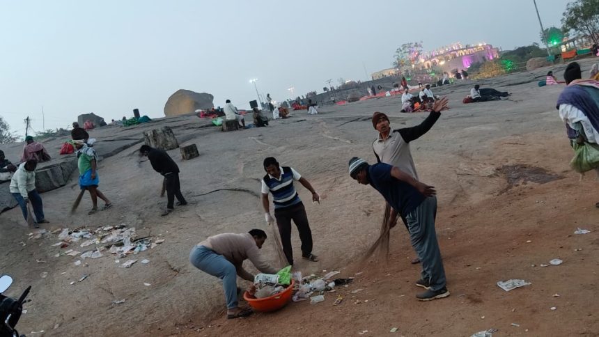 ಗಾಂಧಿ ಬಳಗದಿಂದ ಜಾತ್ರೆಯಲ್ಲಿ ಮೂರು ದಿನ ಸ್ವಚ್ಛತಾ ಕಾರ್ಯ ಗಾಂಧಿ ಬಳಗದಿಂದ ಜಾತ್ರೆಯಲ್ಲಿ ಮೂರು ದಿನ ಸ್ವಚ್ಛತಾ ಕಾರ್ಯ