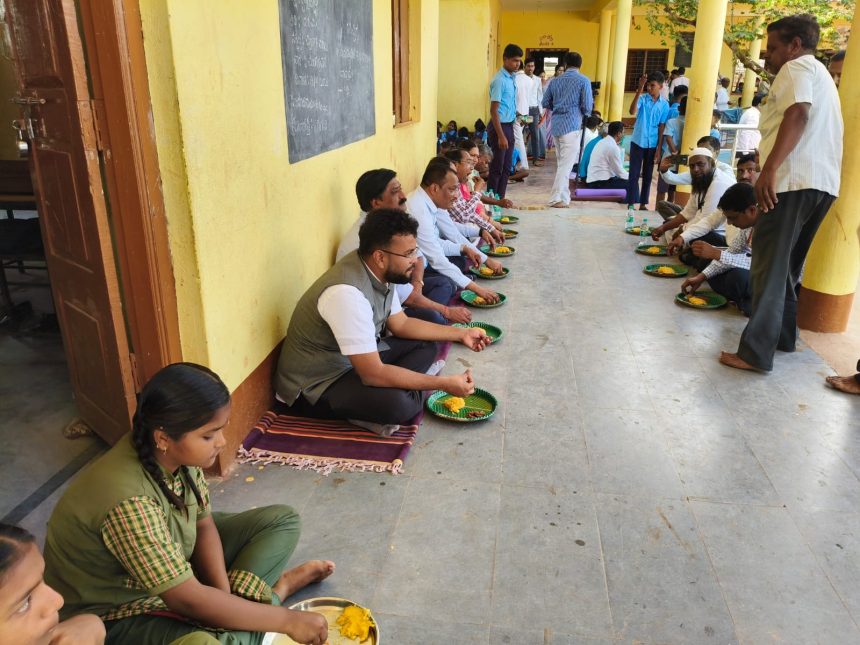 ಶಾಲಾ ಮಕ್ಕಳೊಂದಿಗೆ ಭೋಜನ ಸವಿದ ಸಿಇಓ