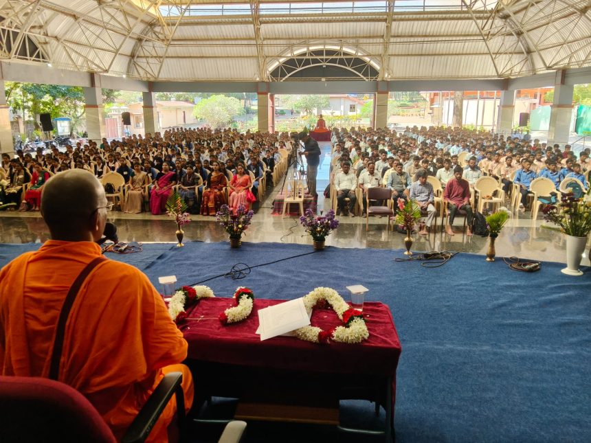 ವಿದ್ಯಾರ್ಥಿಗಳು ಮೊಬೈಲ್ ದಾಸರಾಗದೇ ಅವಶ್ಯಕತೆಗೆ ಮಾತ್ರ ಬಳಸಲು ಸ್ವಾಮಿ ಮೋಕ್ಷಾತ್ಮಾನಂದ ಕಿವಿಮಾತು