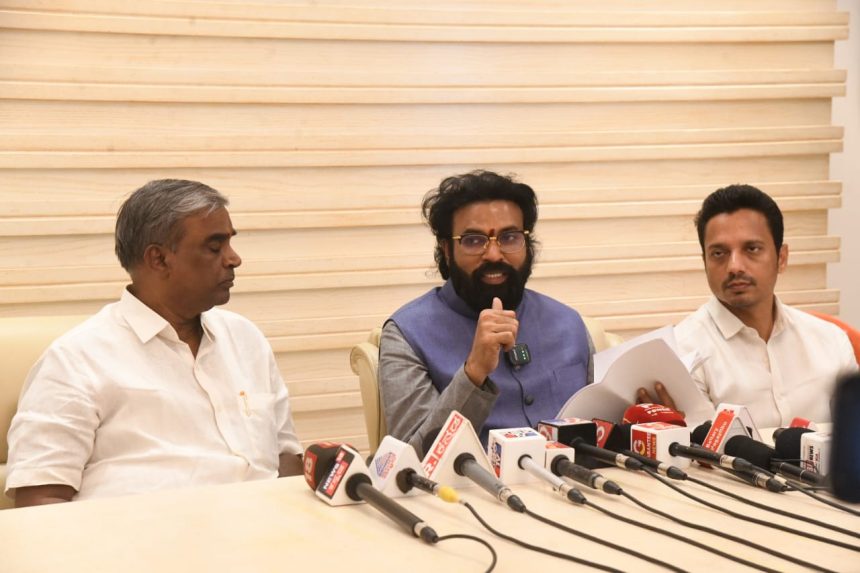 ವಿಕಸಿತ ಭಾರತ ಬಗ್ಗೆ ಕೈ ನಾಯಕರು ದಿಕ್ಕು ತಪ್ಪಿಸುತ್ತಿದ್ದಾರೆ: ಶ್ರೀರಾಮುಲು ವಿಕಸಿತ ಭಾರತ ಬಗ್ಗೆ ಕೈ ನಾಯಕರು ದಿಕ್ಕು ತಪ್ಪಿಸುತ್ತಿದ್ದಾರೆ: ಶ್ರೀರಾಮುಲು