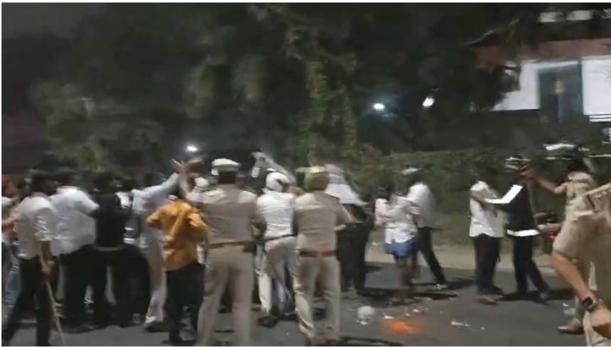 ಬಳ್ಳಾರಿ ಬ್ಯಾನರ್ ಗಲಭೆ: ಶಾಸಕ ಭರತ್ ರೆಡ್ಡಿ ಸೇರಿ 22 ಜನರ ವಿರುದ್ಧ ಪ್ರಕರಣ ದಾಖಲು ಬಳ್ಳಾರಿ ಬ್ಯಾನರ್ ಗಲಭೆ: ಶಾಸಕ ಭರತ್ ರೆಡ್ಡಿ ಸೇರಿ 22 ಜನರ ವಿರುದ್ಧ ಪ್ರಕರಣ ದಾಖಲು