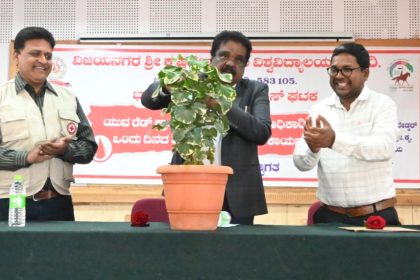 ರಕ್ತದಾನದ ಮೂಲಕ ಪ್ರಾಣ ಉಳಿಸಲು ಮುಂದಾಗಿ: ಪ್ರೊ.ಮುನಿರಾಜು