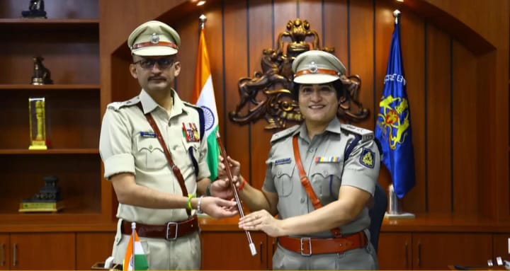 ಶೋಭಾ ರಾಣಿ ವಿ. ಜೆ ಅವರಿಂದ ಅಧಿಕಾರ ಸ್ವೀಕರಿಸಿದ ನೂತನ ಎಸ್ಪಿ ಪವನ್ ನೆಜ್ಜೂರ್ ಶೋಭಾ ರಾಣಿ ವಿ. ಜೆ ಅವರಿಂದ ಅಧಿಕಾರ ಸ್ವೀಕರಿಸಿದ ನೂತನ ಎಸ್ಪಿ ಪವನ್ ನೆಜ್ಜೂರ್