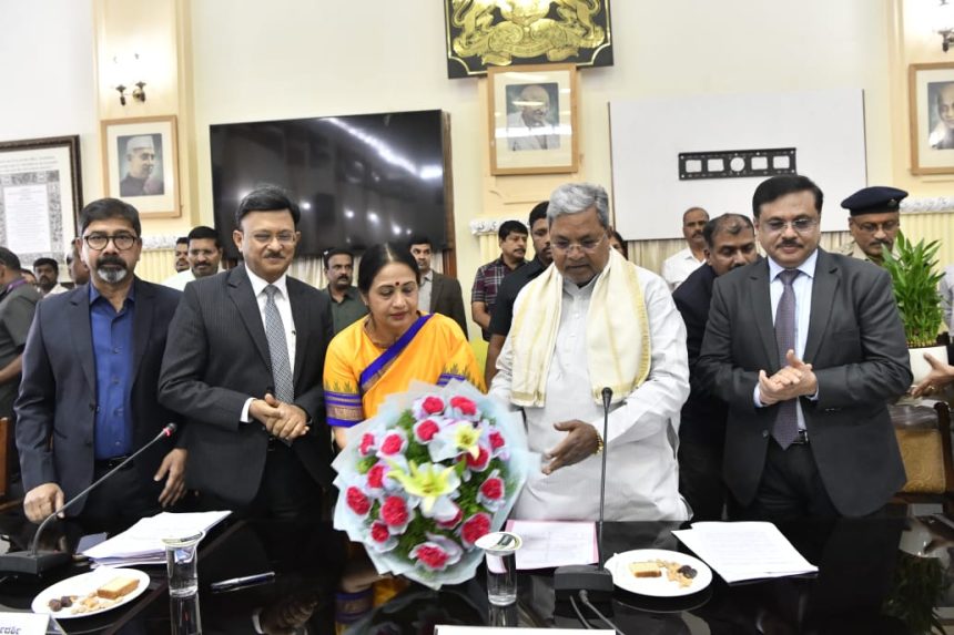 ಜನರಿಗೆ ಅವಶ್ಯವಿರುವ ಸರ್ಕಾರದ ಸೇವೆಗಳನ್ನು ವಿಳಂಬ ಮಾಡದೇ ಪೂರೈಸಿ-ಅಧಿಕಾರಿಗಳಿಗೆ ಸಿಎಂ ಕರೆ ಜನರಿಗೆ ಅವಶ್ಯವಿರುವ ಸರ್ಕಾರದ ಸೇವೆಗಳನ್ನು ವಿಳಂಬ ಮಾಡದೇ ಪೂರೈಸಿ-ಅಧಿಕಾರಿಗಳಿಗೆ ಸಿಎಂ ಕರೆ