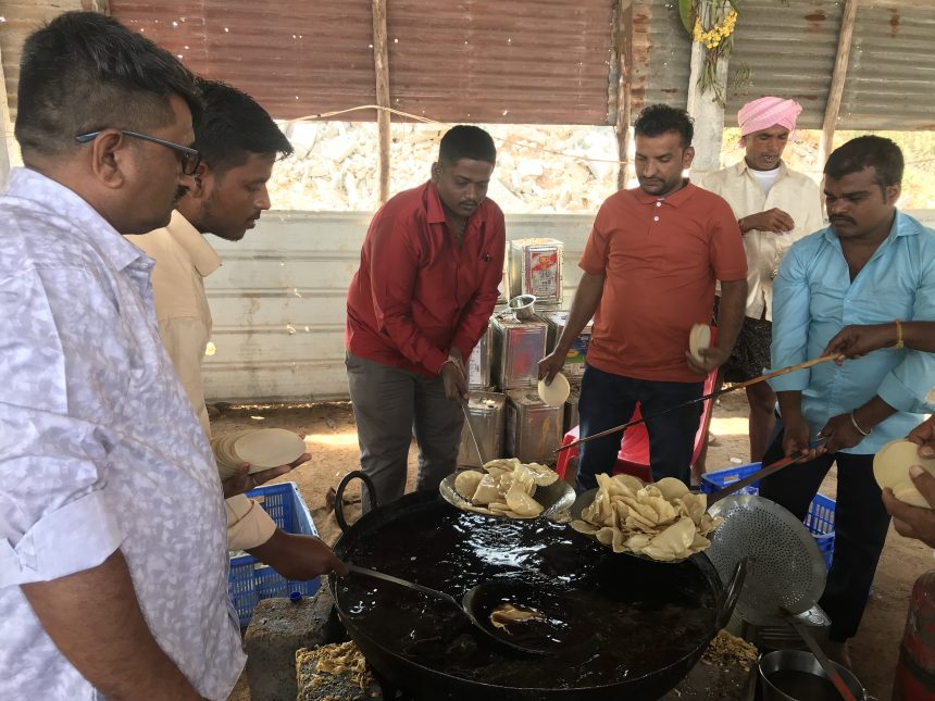 ಶ್ರೀ ಗವಿಸಿದ್ಧೇಶ್ವರ ಮಹಾದಾಸೋಹದಲ್ಲಿ ೫೦ ಜನ ಬಾಣಸಿಗರಿಂದ ಹಪ್ಪಳದ ತಯಾರಿಕೆ ಶ್ರೀ ಗವಿಸಿದ್ಧೇಶ್ವರ ಮಹಾದಾಸೋಹದಲ್ಲಿ ೫೦ ಜನ ಬಾಣಸಿಗರಿಂದ ಹಪ್ಪಳದ ತಯಾರಿಕೆ