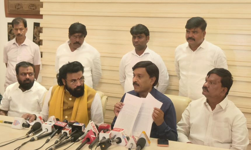 ಬಳ್ಳಾರಿ ಗಲಾಟೆ: ಸರ್ಕಾರಕ್ಕೆ ಕೆಟ್ಟು ಹೆಸರು ಬರುತ್ತಿದೆ ಎಂದು ಕ್ರಮಕೈಗೊಳ್ಳುತ್ತಿಲ್ಲ: ಜನಾರ್ಧನರೆಡ್ಡಿ ಬಳ್ಳಾರಿ ಗಲಾಟೆ: ಸರ್ಕಾರಕ್ಕೆ ಕೆಟ್ಟು ಹೆಸರು ಬರುತ್ತಿದೆ ಎಂದು ಕ್ರಮಕೈಗೊಳ್ಳುತ್ತಿಲ್ಲ: ಜನಾರ್ಧನರೆಡ್ಡಿ