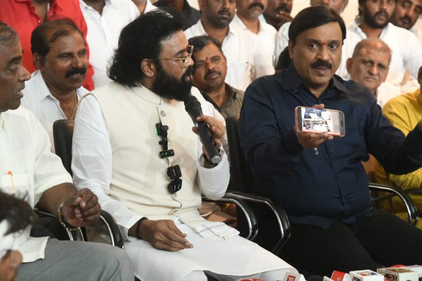 ಬಳ್ಳಾರಿ ಗಲಾಟೆ ಸಿಬಿಐ ತನಿಖೆ ನಡೆಯಲಿ: ಶ್ರೀರಾಮುಲು ಬಳ್ಳಾರಿ ಗಲಾಟೆ ಸಿಬಿಐ ತನಿಖೆ ನಡೆಯಲಿ: ಶ್ರೀರಾಮುಲು