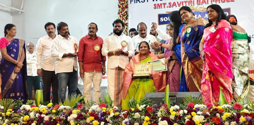 ಸರ್ಕಾರಿ ಶಾಲೆ ಹಿಂದಿ ಶಿಕ್ಷಕಿ ಶ್ರೀಮತಿ ಡಿ. ಉಷಾರಾಣಿ ಅವರಿಗೆ ಅತ್ಯುತ್ತಮ ಶಿಕ್ಷಕಿ  ಪ್ರಶಸ್ತಿ 