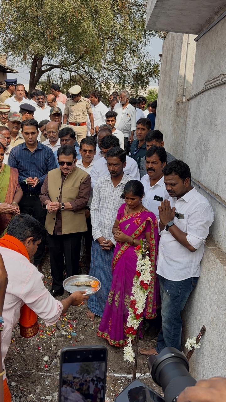 ಗಣಿಬಾಧಿತ 10 ಗ್ರಾಮಗಳ ವಸತಿ ರಹಿತರಿಗೆ ಅನುಮೋದನೆಯಾದ ಮನೆಗಳ ಶಂಕುಸ್ಥಾಪನೆ ನೆರವೇರಿಸಿದ ಜಮೀರ್ ಅಹ್ಮದ್ ಖಾನ್ ಗಣಿಬಾಧಿತ 10 ಗ್ರಾಮಗಳ ವಸತಿ ರಹಿತರಿಗೆ ಅನುಮೋದನೆಯಾದ ಮನೆಗಳ ಶಂಕುಸ್ಥಾಪನೆ ನೆರವೇರಿಸಿದ ಜಮೀರ್ ಅಹ್ಮದ್ ಖಾನ್