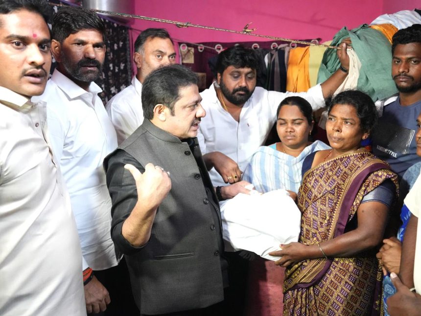 ಮೃತ ಕೈ ಕಾರ್ಯಕರ್ತನ ಕುಟುಂಬಕ್ಕೆ ೨೫ ಲಕ್ಷ ಪರಿಹಾರ ನೀಡಿದ ಜಮೀರ್