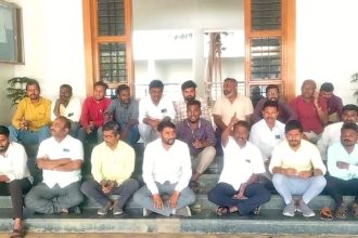 ಸಕಾಲಕ್ಕೆ ಕರ್ತವ್ಯಕ್ಕೆ ಹಾಜರಾಗದ ಅಧಿಕಾರಿಗಳು : ಕೂಡಲೇ ಖಾಯಂ ಅಧಿಕಾರಿಗಳ ನೇಮಕಕ್ಕೆ ಆಗ್ರಹಿಸಿ ಪ್ರತಿಭಟನೆ