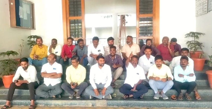 ಸಕಾಲಕ್ಕೆ ಕರ್ತವ್ಯಕ್ಕೆ ಹಾಜರಾಗದ ಅಧಿಕಾರಿಗಳು : ಕೂಡಲೇ ಖಾಯಂ ಅಧಿಕಾರಿಗಳ ನೇಮಕಕ್ಕೆ ಆಗ್ರಹಿಸಿ ಪ್ರತಿಭಟನೆ