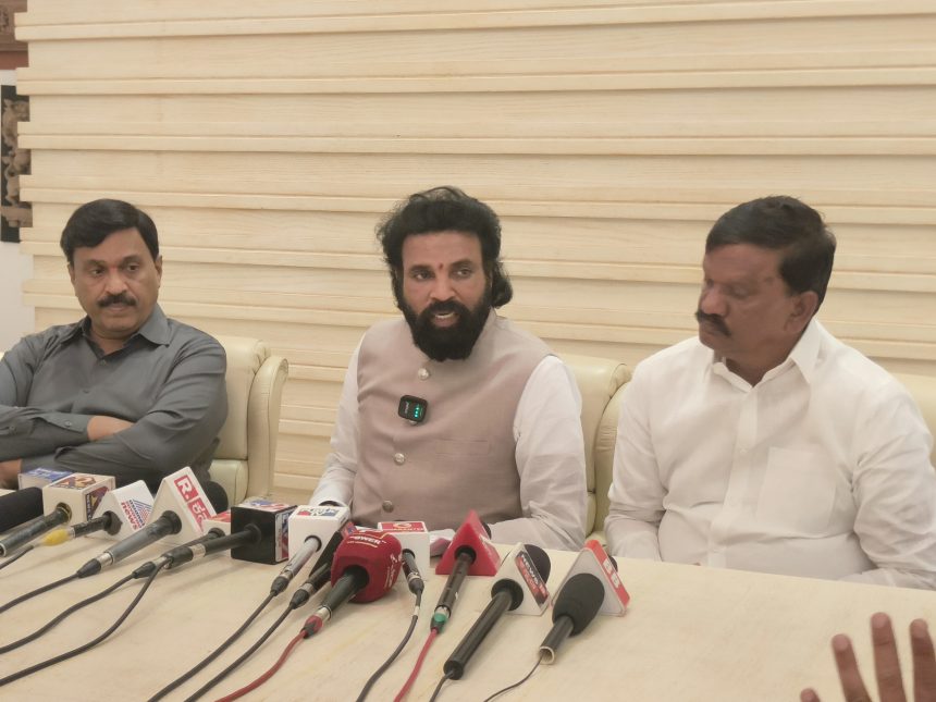 ಗಲಭೆ ಪ್ರಕರಣದಲ್ಲಿ ಸರ್ಕಾರ ಮೃದು ನಿಲುವು ತಾಳುತ್ತಿರುವುದು ಖಂಡನೀಯ : ಬಿ.ಶ್ರೀರಾಮುಲು