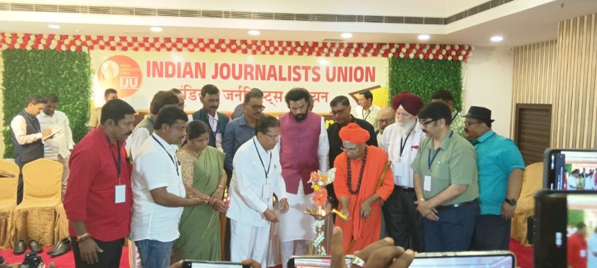 ಪತ್ರಕರ್ತರು, ಪತ್ರಿಕಾ ರಂಗದಿಂದ ದೇಶ ಸುವ್ಯಸ್ಥಿತವಾಗಿ ನಡೆಯಬೇಕು : ಶ್ರೀ ಸಿದ್ದರಾಮ ಮಹಾಸ್ವಾಮಿಗಳು