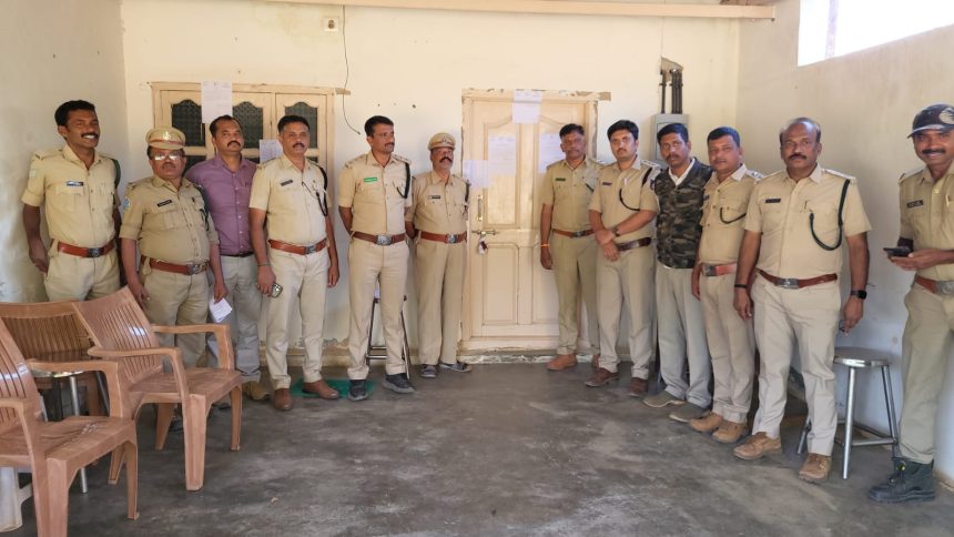 ಅಕ್ರಮ ಶ್ರೀಗಂಧ ಸಾಗಾಣಿಕೆ: ಇಬ್ಬರ ಬಂಧನ ಅಕ್ರಮ ಶ್ರೀಗಂಧ ಸಾಗಾಣಿಕೆ: ಇಬ್ಬರ ಬಂಧನ