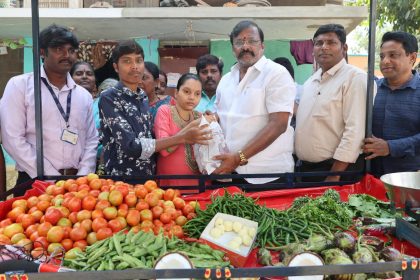 ತರಕಾರಿ ಮಾರಾಟದ ಬಂಡಿ ವಿತರಣೆ
